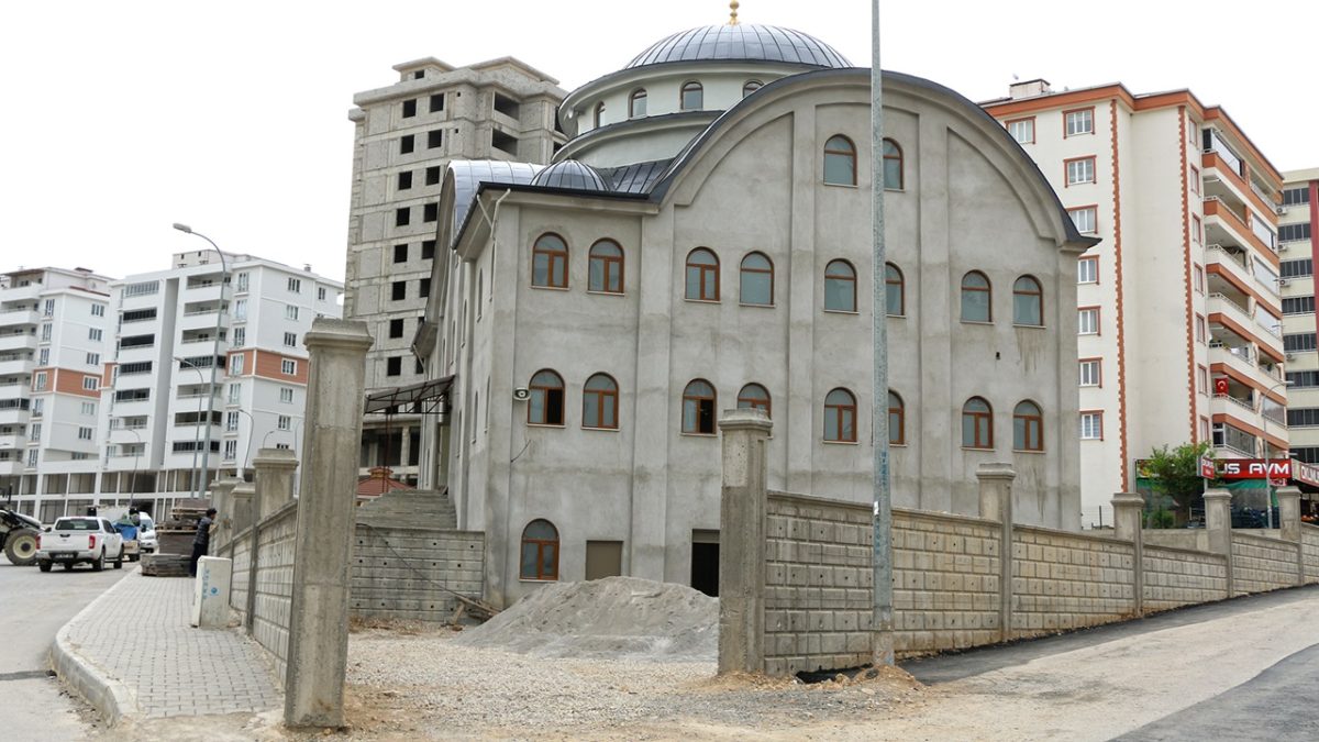 Şehitler Camii’nde çevre düzenleme çalışmaları gerçekleştiriliyor