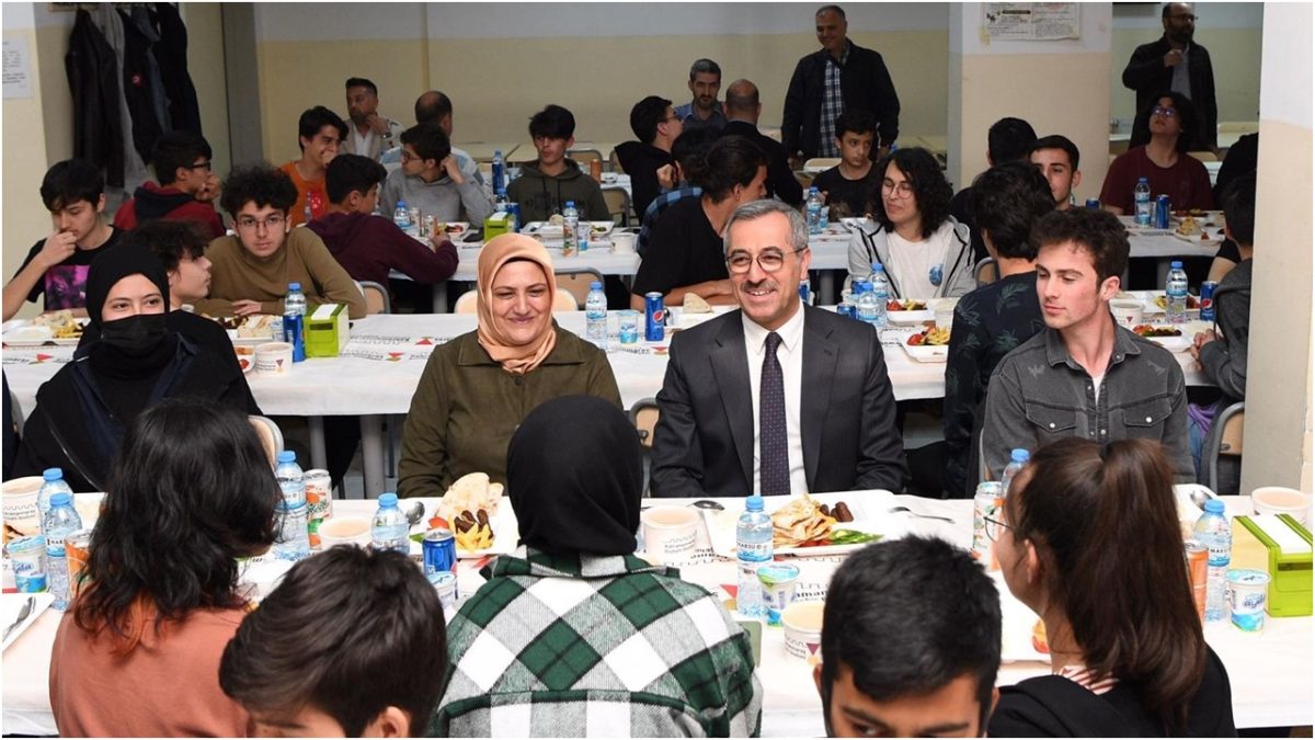 Başkan Güngör lise öğrencileriyle iftarda buluştu!