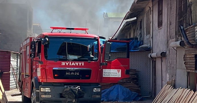 Kahramanmaraş’ta lastikçiden dumanlar yükseldi!