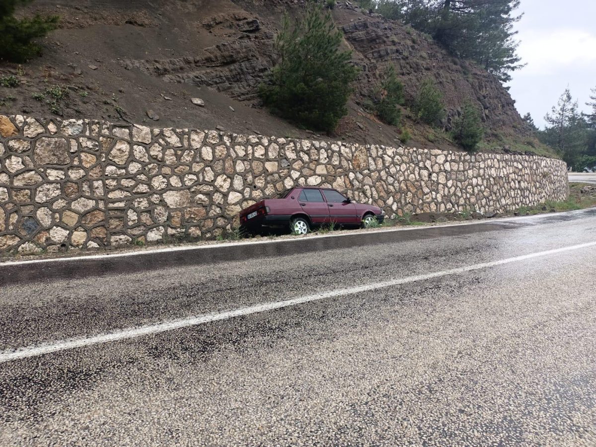 Kahramanmaraş’ta otomobil istinat duvarına çarpması sonucu 2 kişi yaralandı!