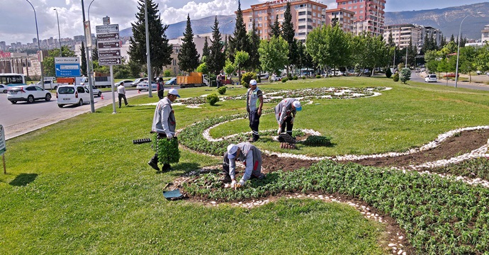 Büyükşehir’den Kavşak ve Refüjlerde Peyzaj Çalışması