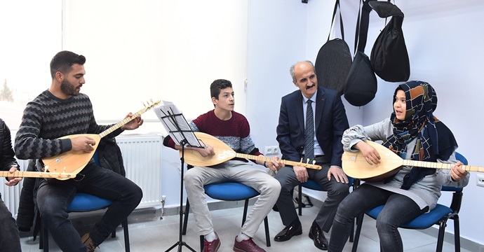 Gençlerden Dulkadiroğlu Gençlik Merkezi Kurslarına yoğun ilgi