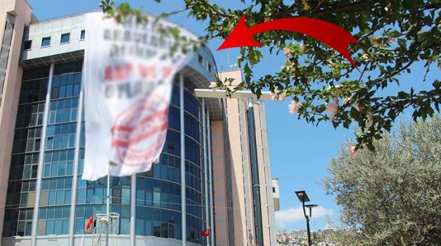 İzmit Belediye Başkanı’nın Astırdığı Pankart Ortalığı Karıştırdı