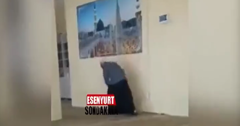 Kur’an kursunda kan donduran görüntüler! Küçücük çocukları tekme tokat dövdü