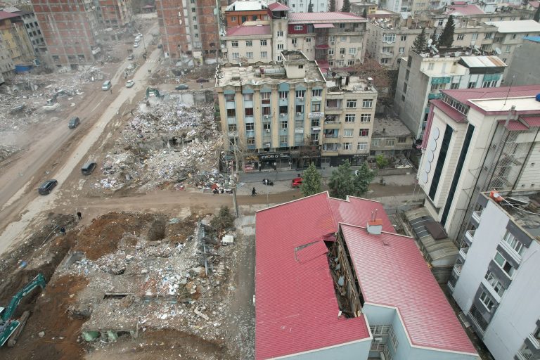 Kahramanmaraş’ta bina yıkım ve enkaz kaldırma çalışmaları 17 mahallede devam edecek