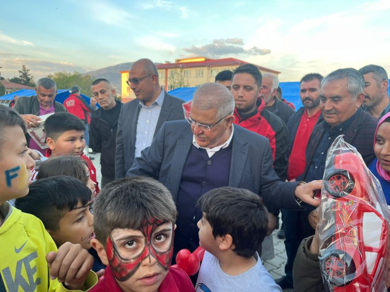 Onikişubat Belediyesi’nin iftar sofrası Kavlaklı, Kazım Karabekir ve Ceyhan Mahallesi’ne kuruldu