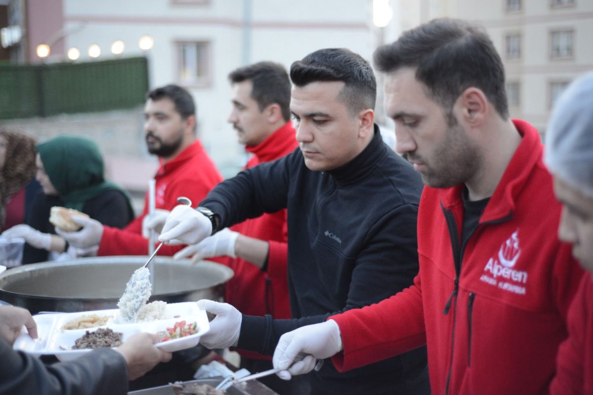 Alperen Ocakları deprem bölgesinde faaliyetlerini sürdürüyor