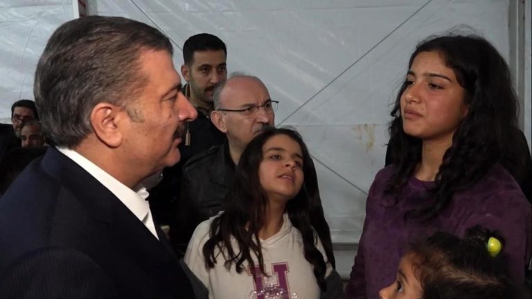 Bakan Koca “Bir isteğin var mı?” diye sordu, kız çocuğunun cevabı kahretti