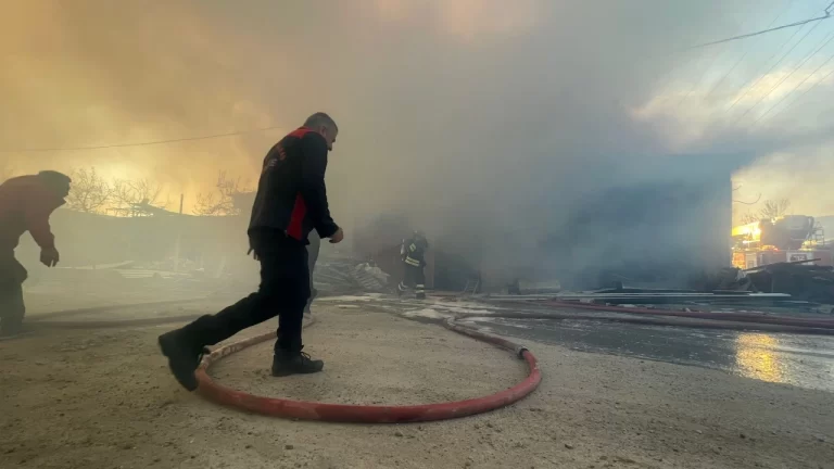 Kahramanmaraş’ta tekstil ve mobilya atölyesinde yangın çıktı
