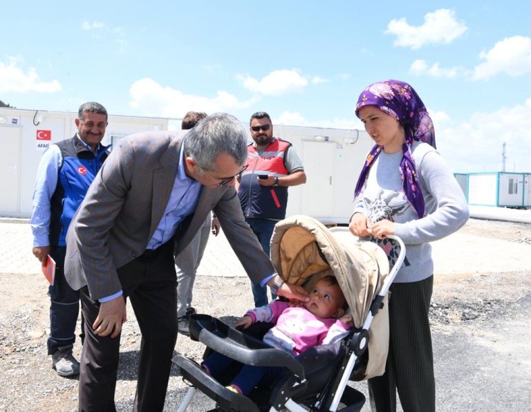 Başkan Güngör, Göksun Konteyner Kentte<br>Depremzedelerle Bir Araya Geldi