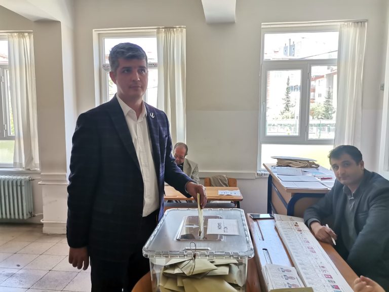 Muhammed Aydoğar Onikişubat ilçesi İbrahim Çalık Anadolu Lisesi’nde oyunu kullandı.