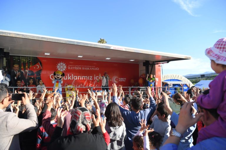 İletişim Başkanlığı’nın Gezici Çocuk Oyun Tırı, EXPO 2023 alanındaki çocuklarla buluştu