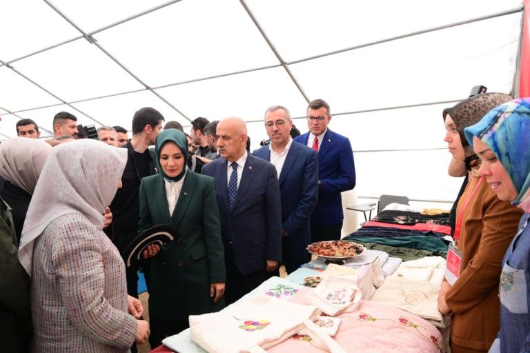 Başkan Güngör, Bakan Göktaş ile<br>Karacasu Geçici Barınma Merkezi’ni<br>Ziyaret Etti