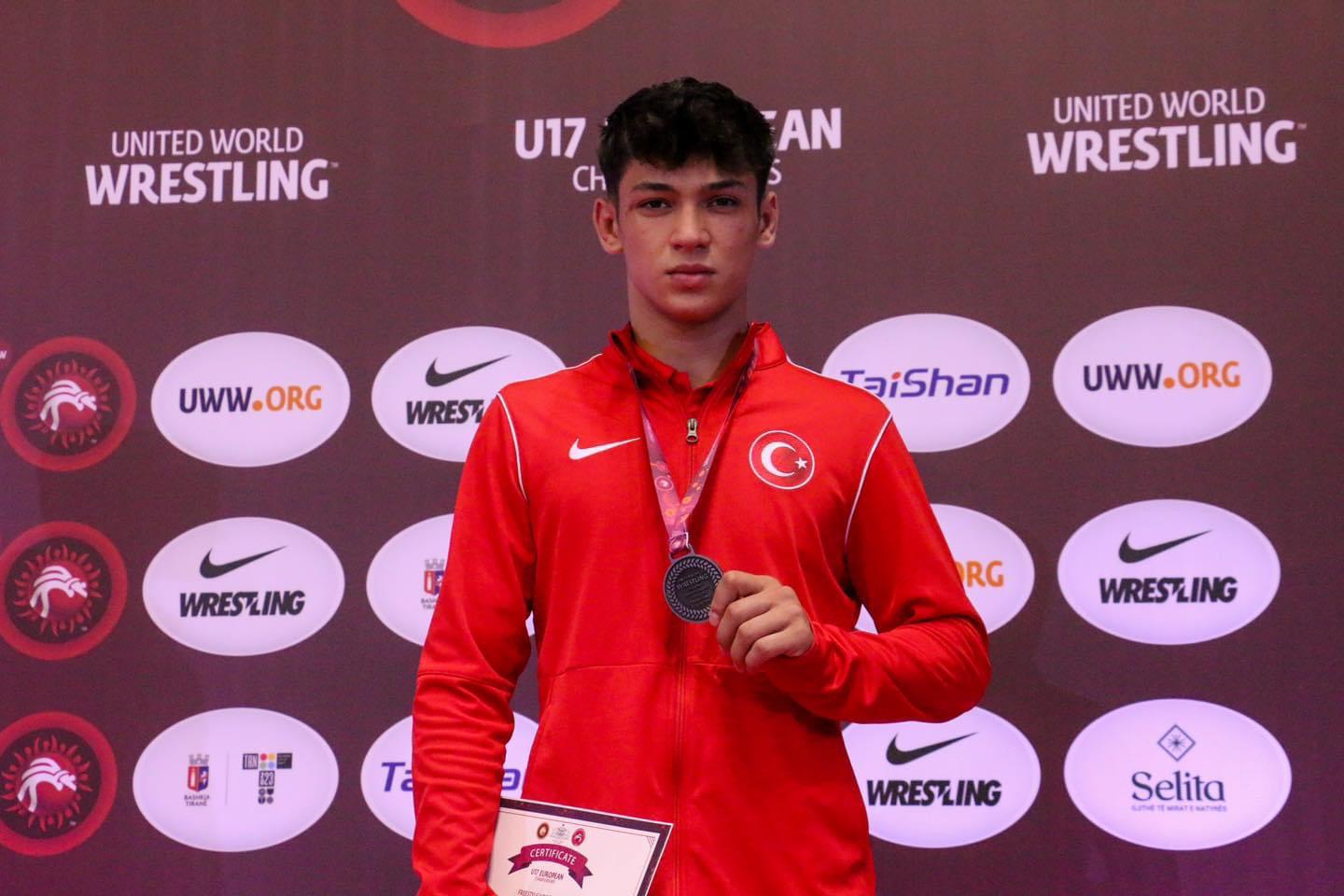 İstiklalspor Güreşçisi Remzi Temur’dan<br>Göğüsleri Kabartan Başarı