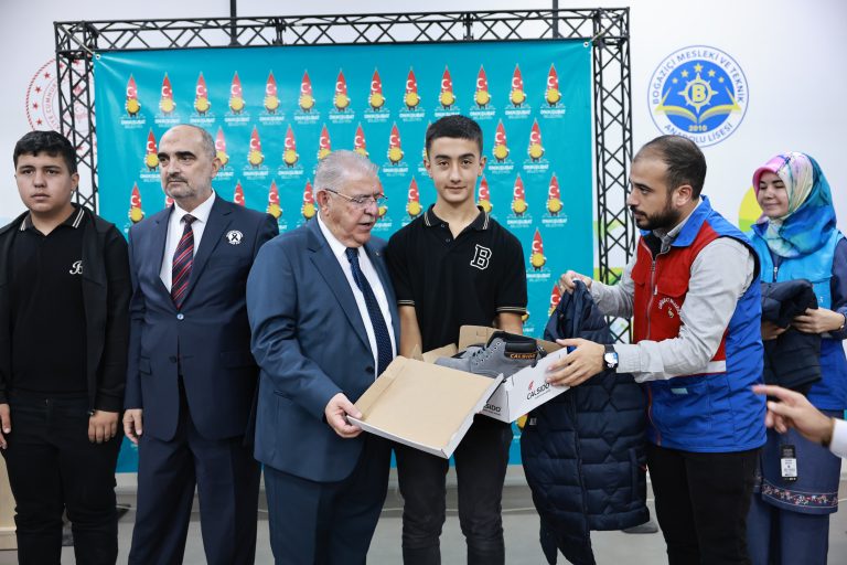 Başkan Mahçiçek’ten mesleki eğitim alan 500 öğrenciye bot ve mont hediyesi