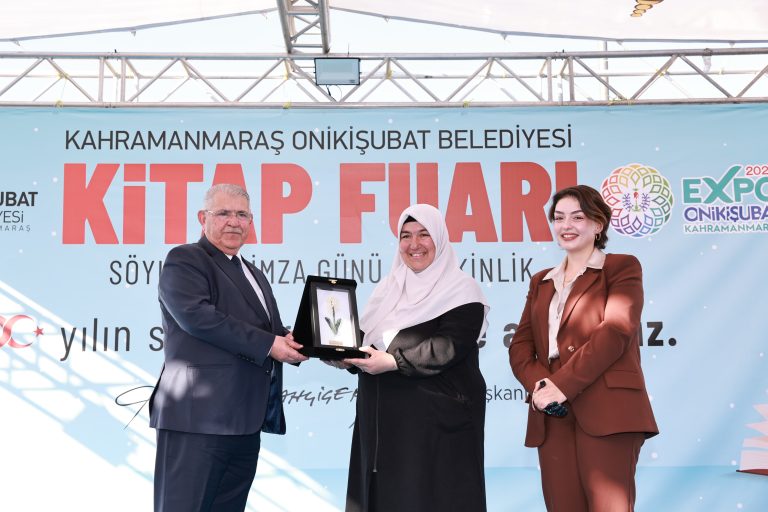 EXPO 2023 Kitap Fuarı’na katılan Rabia Birsen Göğercin, depremzedelere umut aşıladı