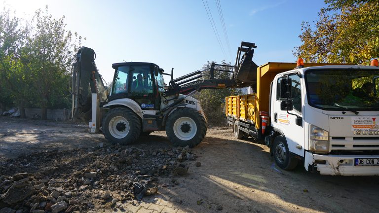 Büyükşehir, Türkoğlu’nda da Hafriyat Atıklarını Kaldırıyor