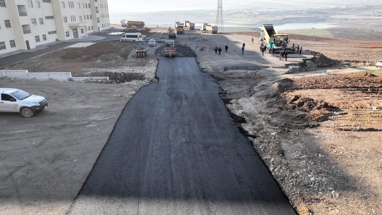 Büyükşehir, KSÜ’de Yeni Fakültelerin Yollarını Asfaltlıyor