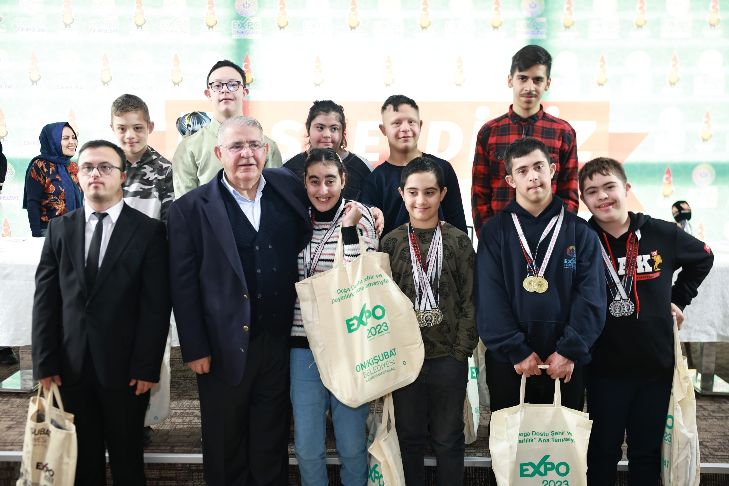 Başkan Mahçiçek, özel ihtiyaç sahibi şampiyon sporcular ve aileleriyle bir araya geldi