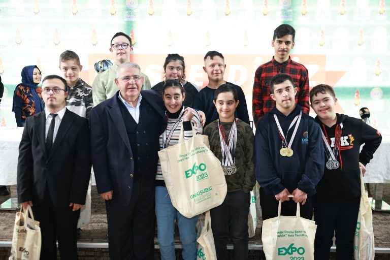 Başkan Mahçiçek, özel ihtiyaç sahibi şampiyon sporcular ve aileleriyle bir araya geldi