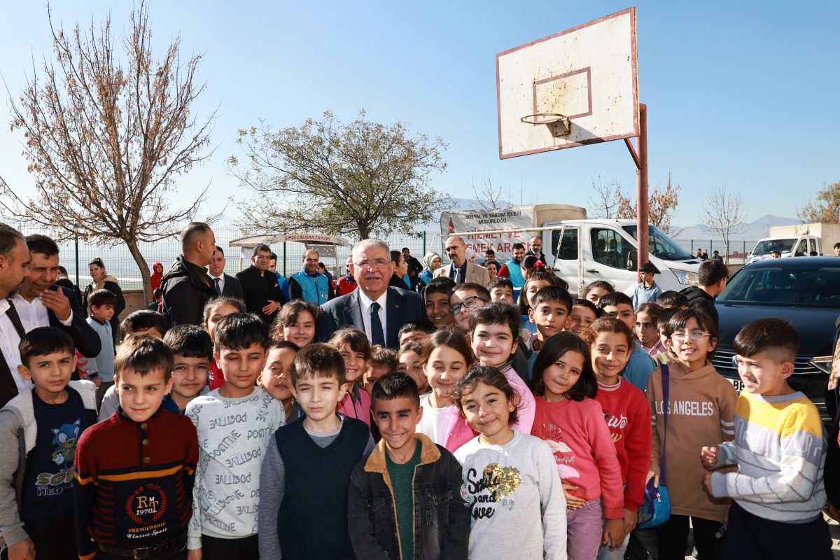 Başkan Mahçiçek’ten 500 ortaokul öğrencisine bot ve mont hediyesi