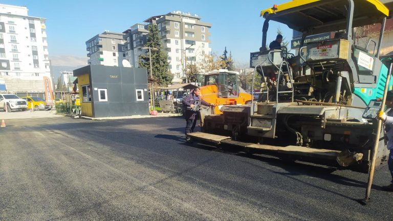 Büyükşehir, Geçici Çarşılarda Üstyapı İmalatlarını Sürdürüyor