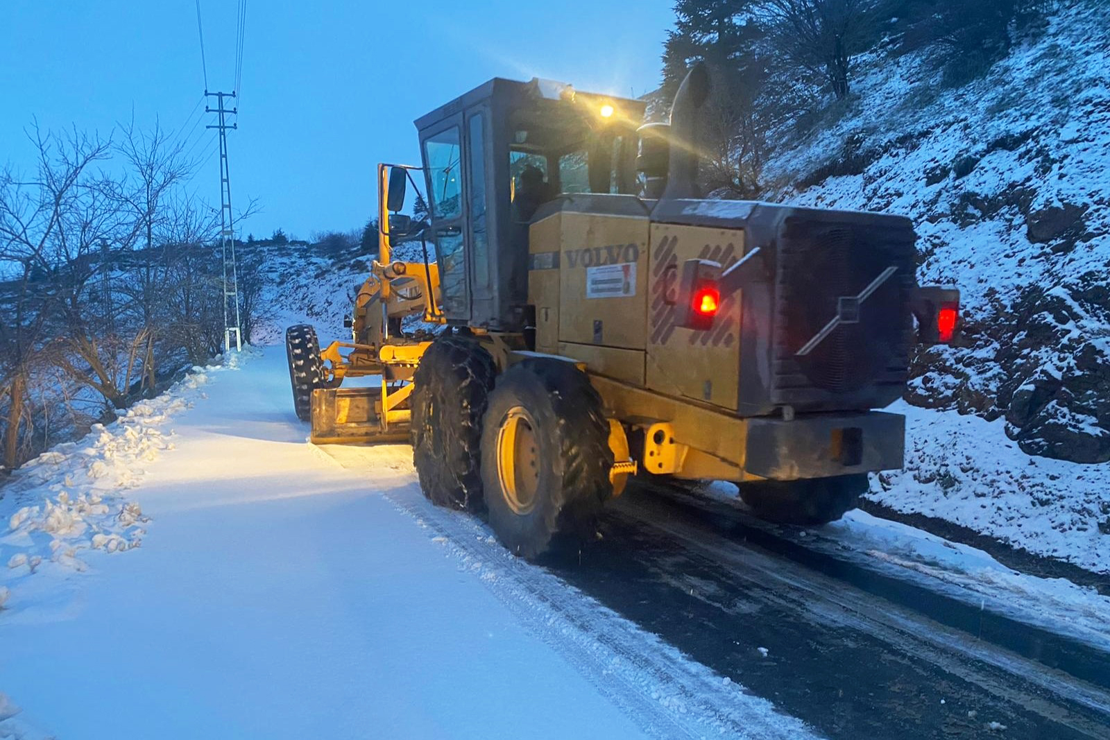 Büyükşehir’den Onikişubat ve Çağlayancerit Kırsalında Kar Mesaisi