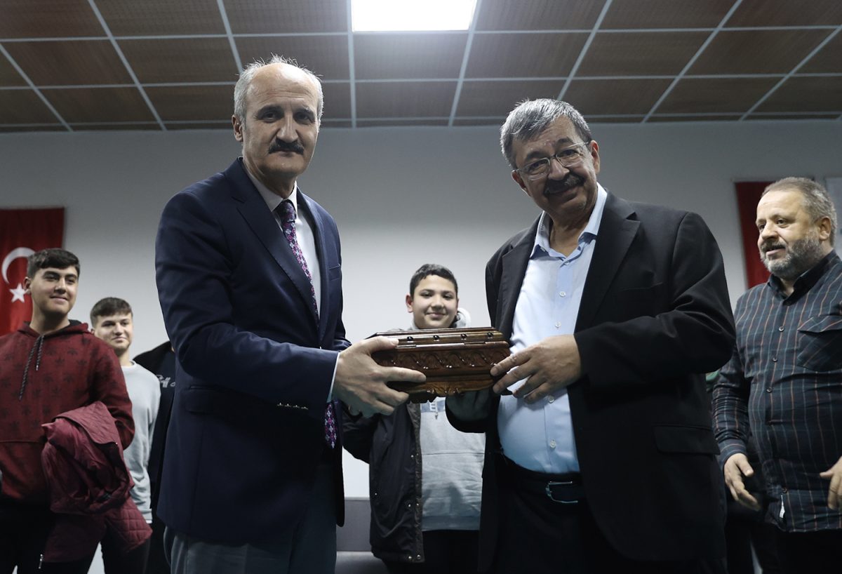 Hayati İnanç Dulkadiroğlu Gençlik Merkezi’nde Sevenleriyle Bir Araya Geldi