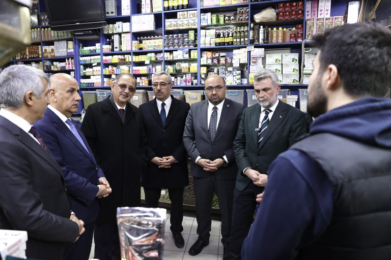 Bakan Özhaseki ve Başkan Güngör, Kapalı Çarşı Esnafıyla Buluştu