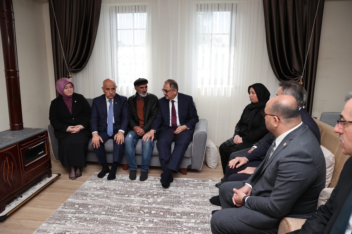 Bakan Özhaseki ve Başkan Güngör, Şehit Ailesini Yeni Konutlarında Ziyaret Etti