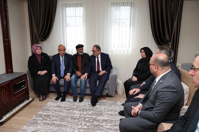 Bakan Özhaseki ve Başkan Güngör, Şehit Ailesini Yeni Konutlarında Ziyaret Etti