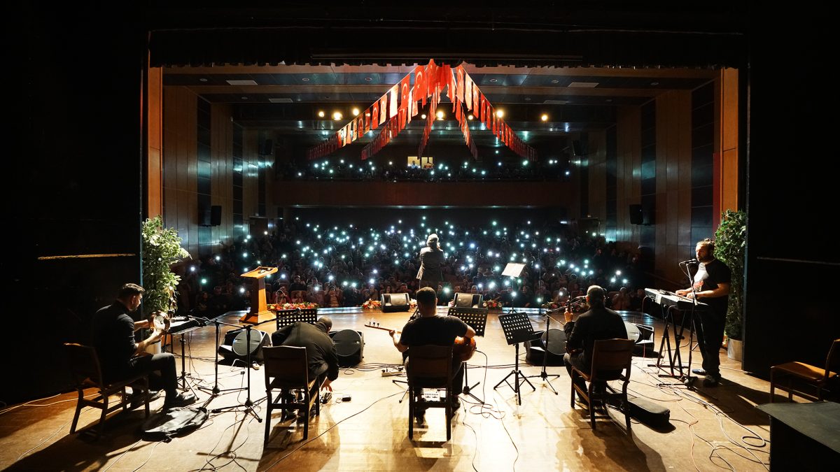 Eşref Ziya, Seslendirdiği Ezgilerle Müzik Ziyafeti Yaşattı