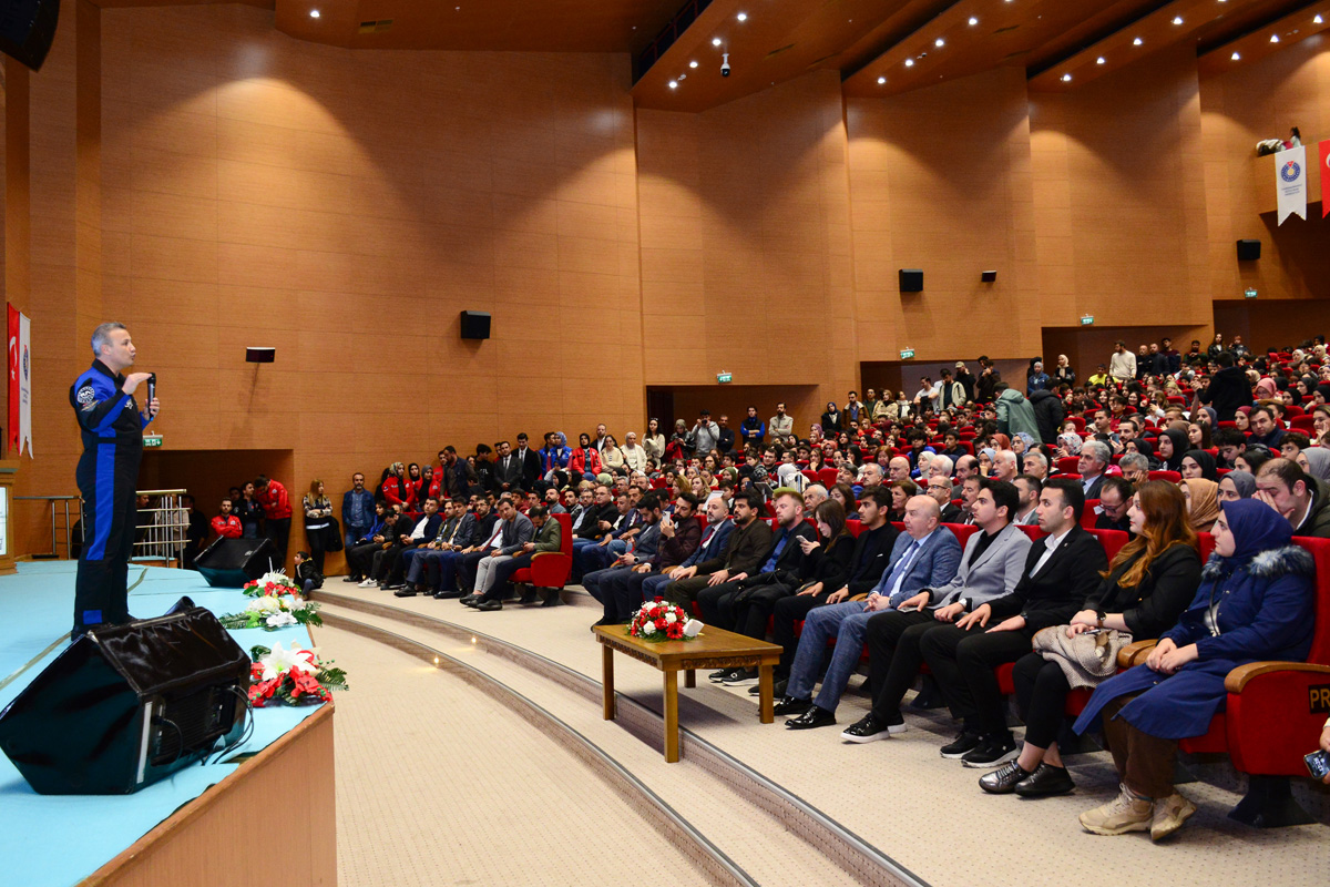 Bakan Kacır ve İlk Türk Astronot Gezeravcı, Gençlerle Buluştu