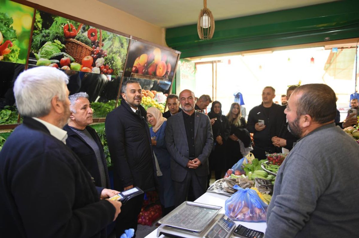 Başkan Adayı Toptaş, Köy Garajı’nda Esnaf ve Vatandaşlarla Bir Araya Geldi