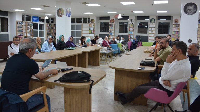 Yazar Harmancı, Türk Edebiyatı’nda Eleştiri Konusunu Ele Aldı