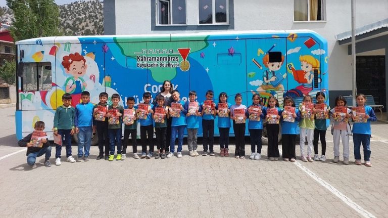 Mobil Çocuk Kütüphanesi, Minik Gönüllere Dokunmaya Devam Ediyor