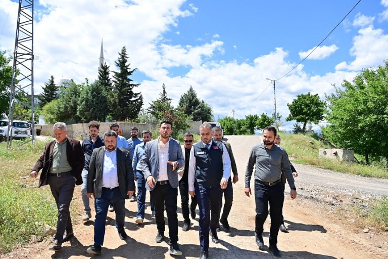 Başkan Toptaş, Cüceli’deki kilit parke yol çalışmalarını yerinde inceledi   