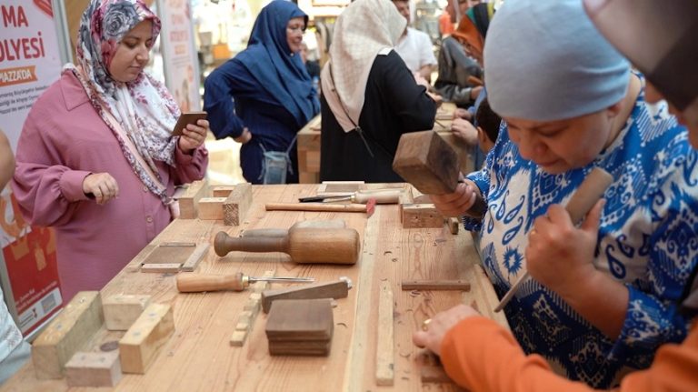 Büyükşehir’in Ahşap Oyma Atölyesi Katılımcıların Beğenisini Kazandı