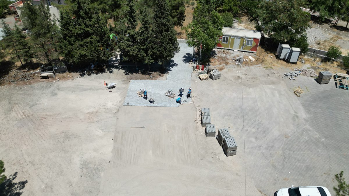 Dulkadiroğlu Fen İşleri Ekiplerinden Çokyaşar Mahallesinde Kilit Parke Çalışması
