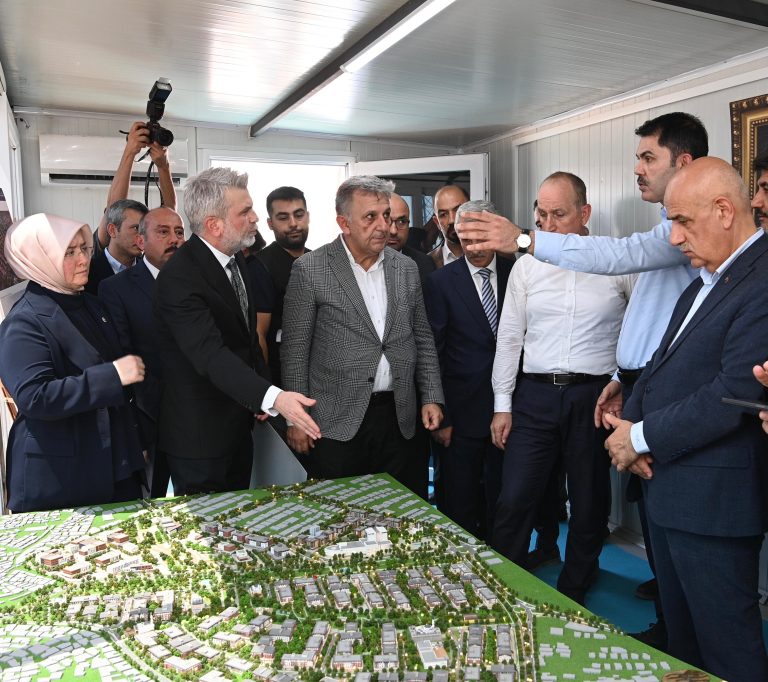 Bakan Kurum: “Hemşehrilerimizi Yeni Yuvalarına Kavuşturacağız”