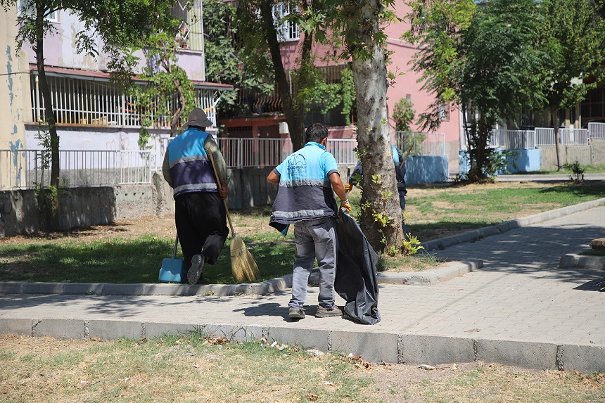 Dulkadiroğlu Belediyesi’nden Namık Kemal Mahallesi Parklarına Özel Temizlik Çalışması