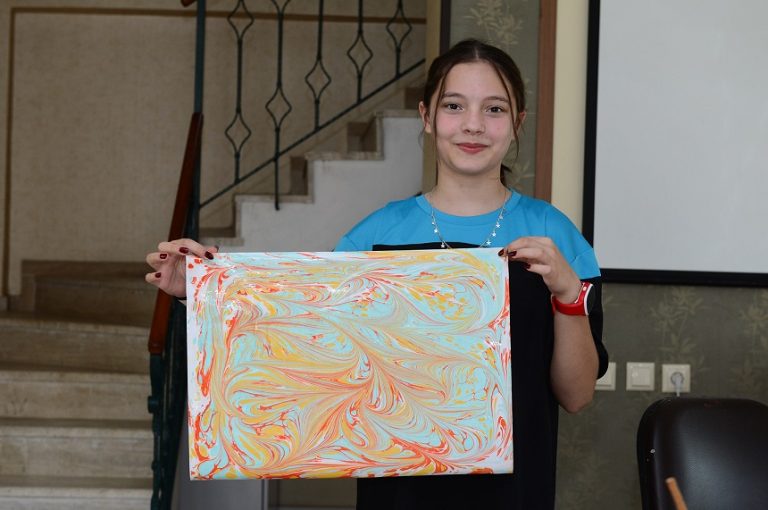 Minikler Hayal Gücünü Ebru Sanatına Döktü