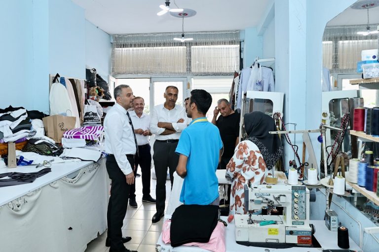 Başkan Toptaş, muhtarlarla buluşup, esnafları ziyaret ederek güne başladı