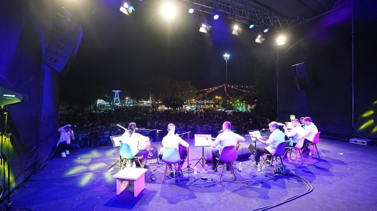 Ağustos Fuarında Grup Garbiyeli Söyledi, Müzikseverler Eşlik Etti