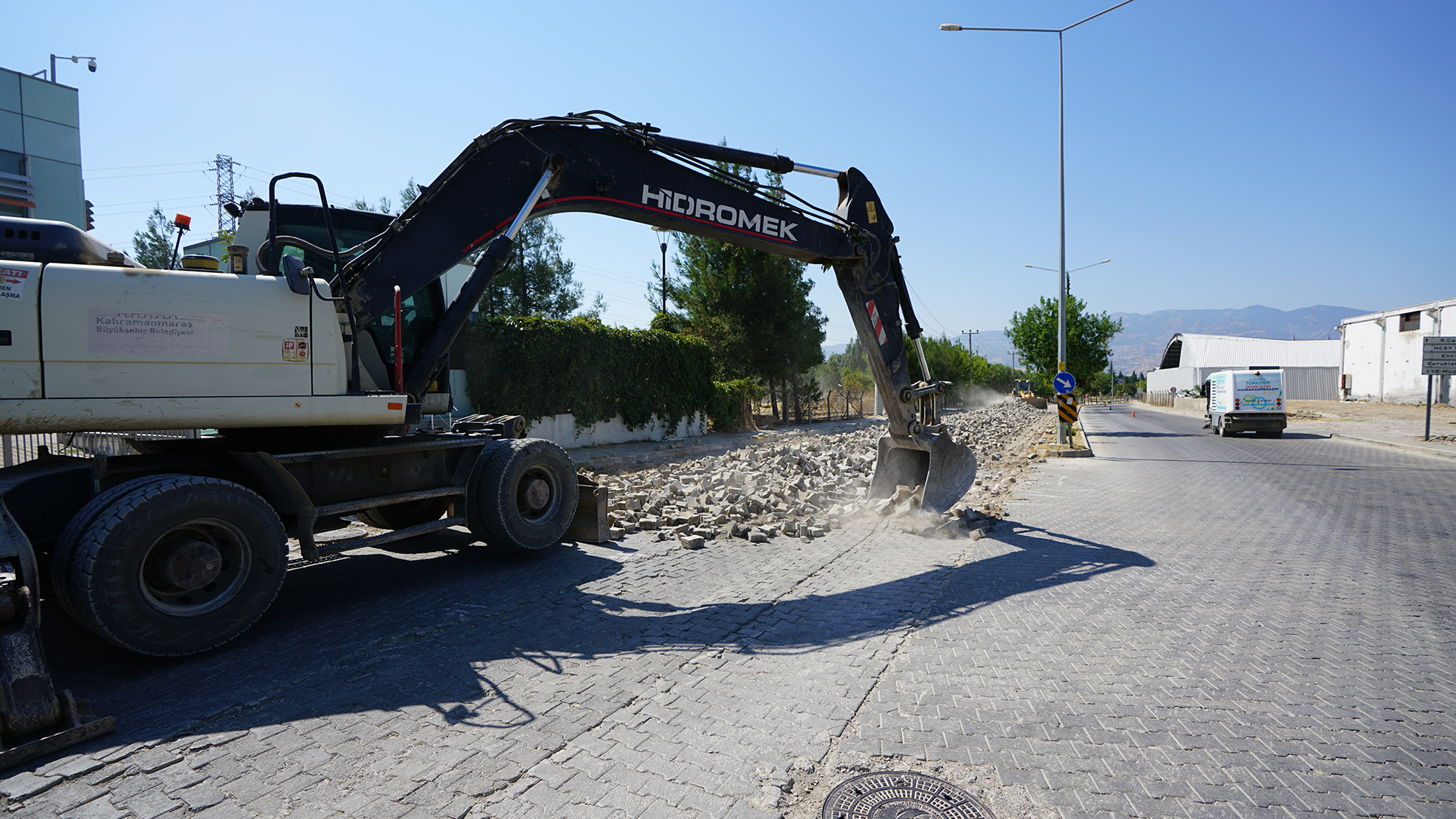 Büyükşehir, Onikişubat’ta Organize Sanayi ve Kavlaklı’nın Ulaşımını İyileştiriyor