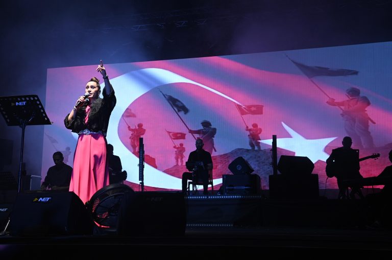 Zafer Bayramı’nda Azerin Söyledi, KAFUM Kırmızı Beyaza Büründü