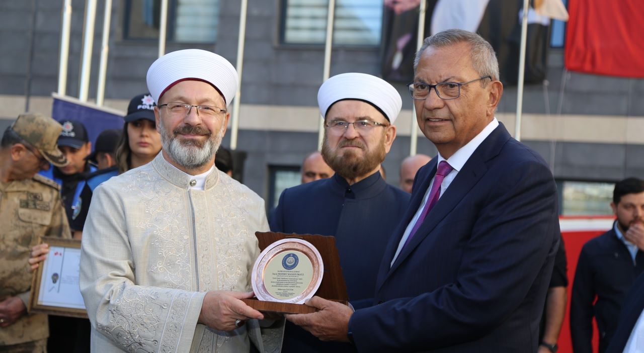 Hanefi Öksüz’e Teşekkür Plaketi