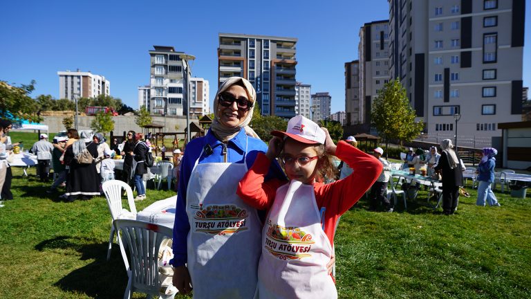 Anneler ve Çocuklar Turşu Atölyesi’nde Moral Depoladı