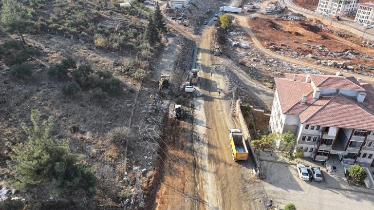 Büyükşehir, Türkoğlu Orçan Caddesi ve Bağlantı Yollarında Yenilemelerini Sürdürüyor