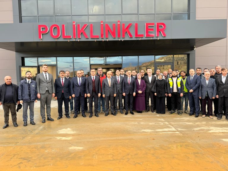 CHP’li Öztunç hastane yok dedi, AK Parti’li Kirişci hastanenin önünden açıklama yaptı